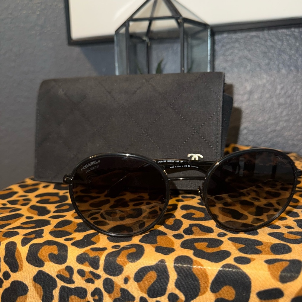 CHANEL Black Aviator Sunglasses with Gradient Lenses